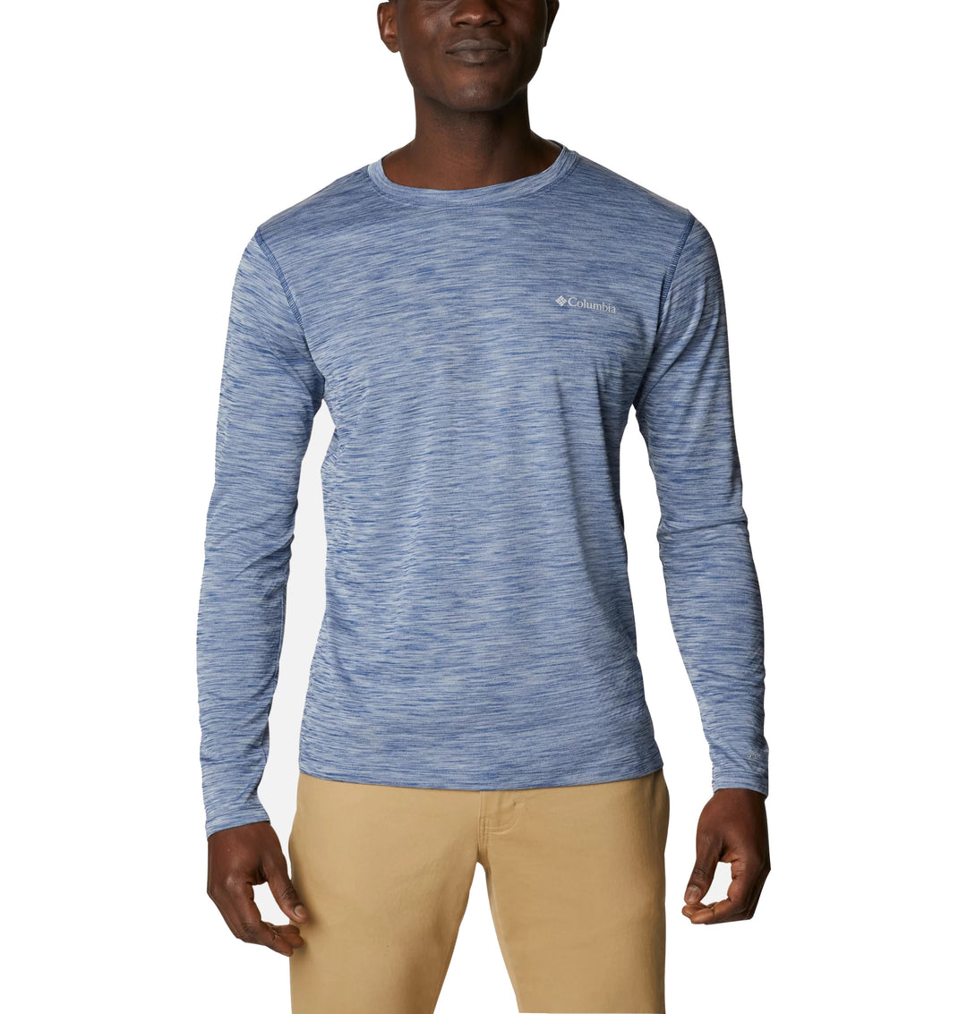 Hombre vistiendo una camiseta de manga larga color gris jaspeado de la marca Columbia.