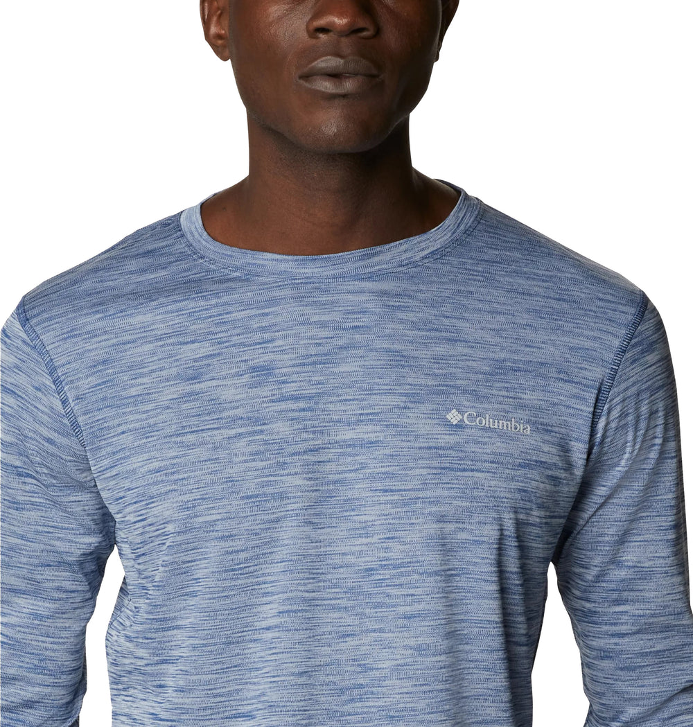 Hombre vistiendo una camiseta de manga larga color gris jaspeado de la marca Columbia.