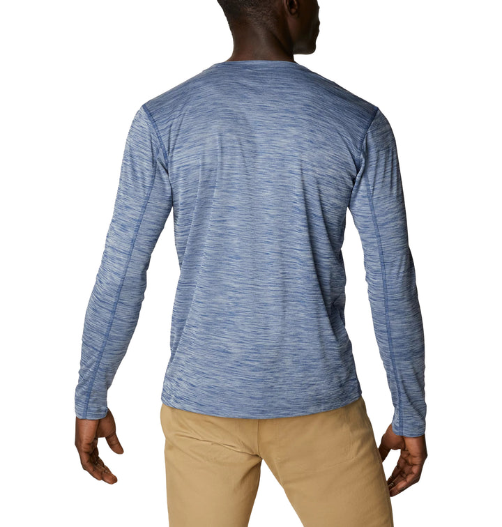 Hombre vistiendo una camiseta de manga larga color gris jaspeado de la marca Columbia.