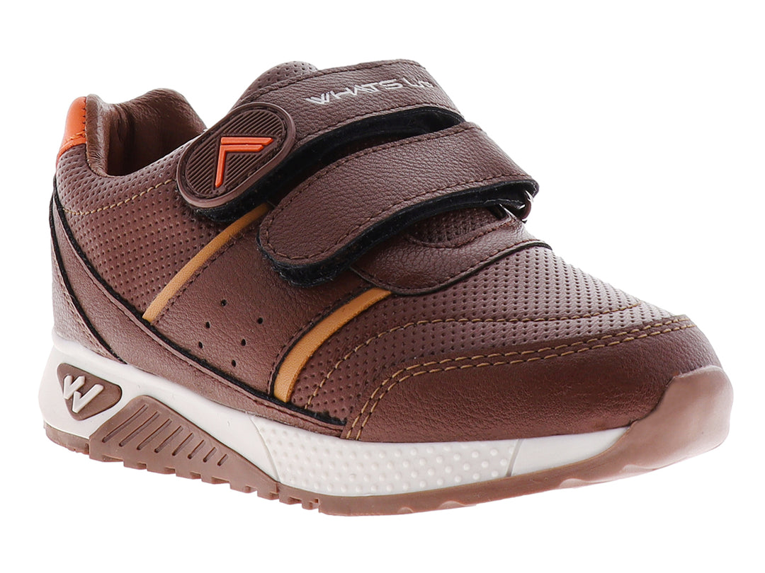 Tenis infantiles color café con suela blanca y detalles en naranja, cierre de velcro.