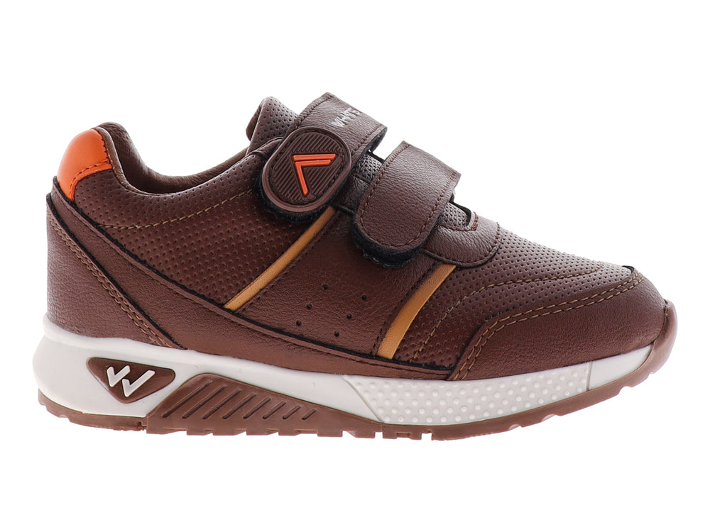 Tenis infantiles color café con suela blanca y detalles en naranja, cierre de velcro.