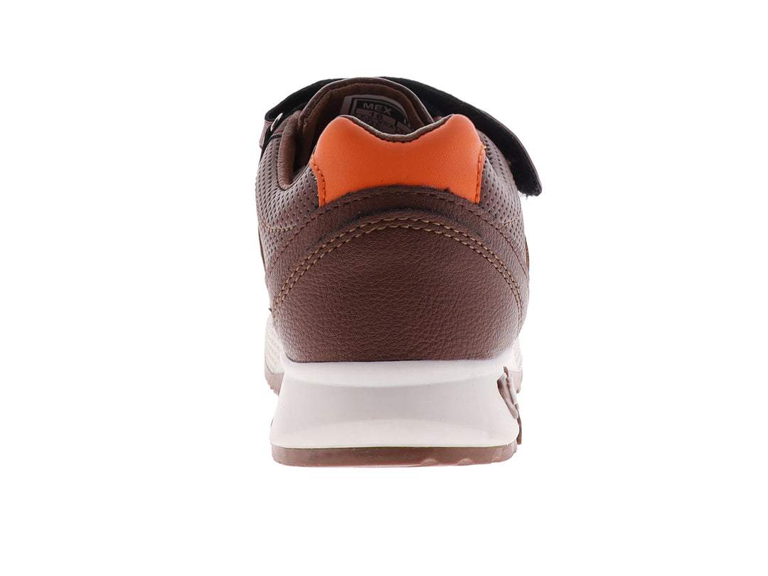 Tenis infantiles color café con suela blanca y detalles en naranja, cierre de velcro.