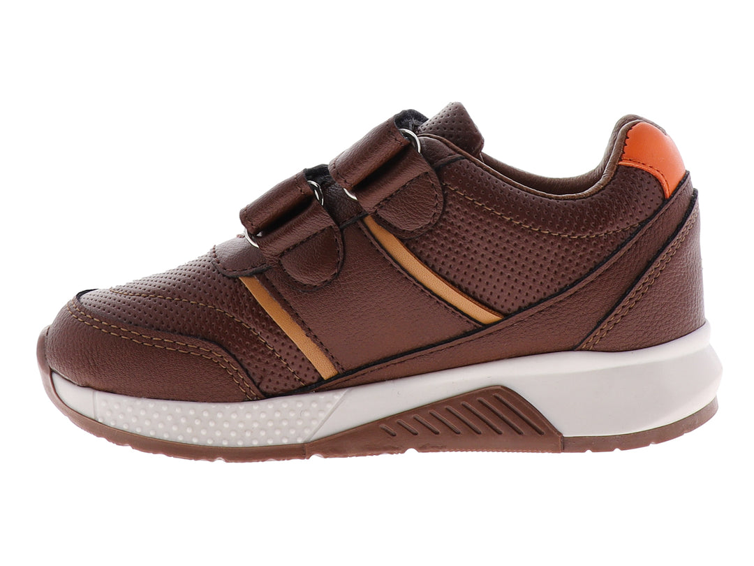 Tenis infantiles color café con suela blanca y detalles en naranja, cierre de velcro.