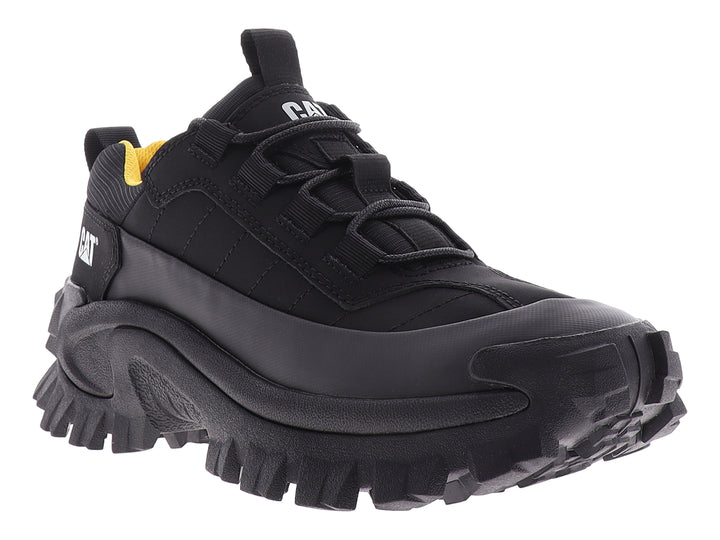 Tenis Caterpillar Intruder Galosh color negro con suela gruesa y detalles interiores amarillos para hombre.