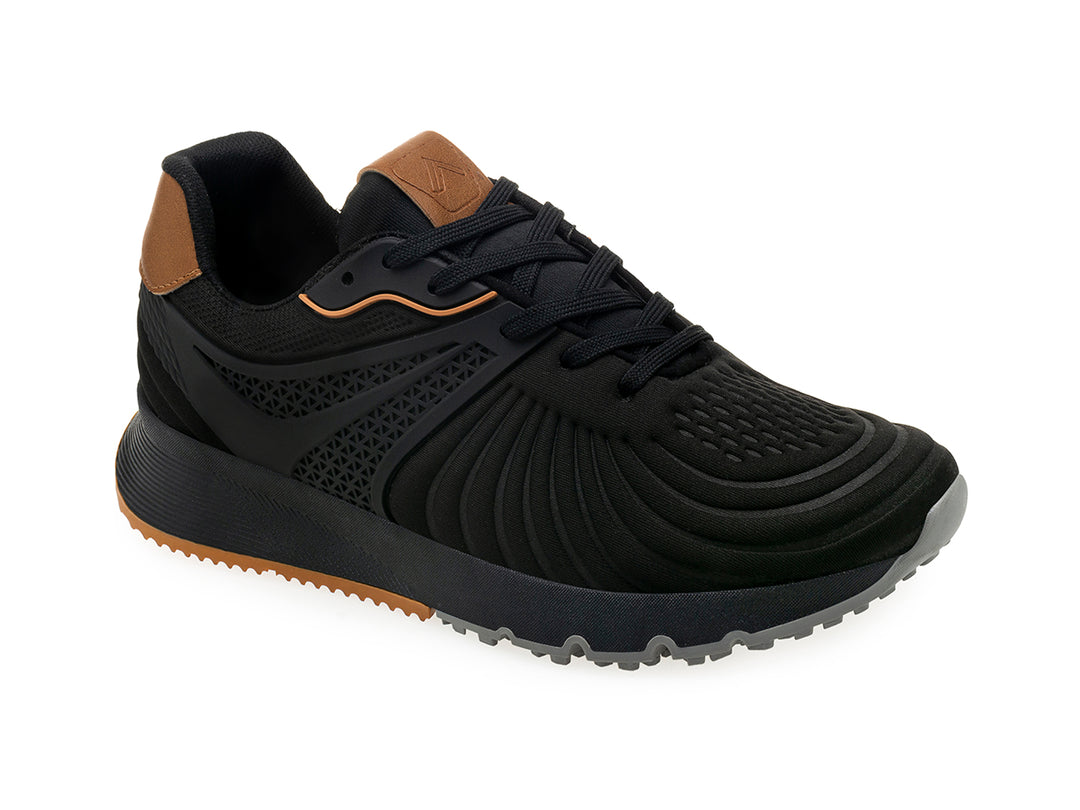 Tenis deportivos color negro con detalles en marrón y suela gris.