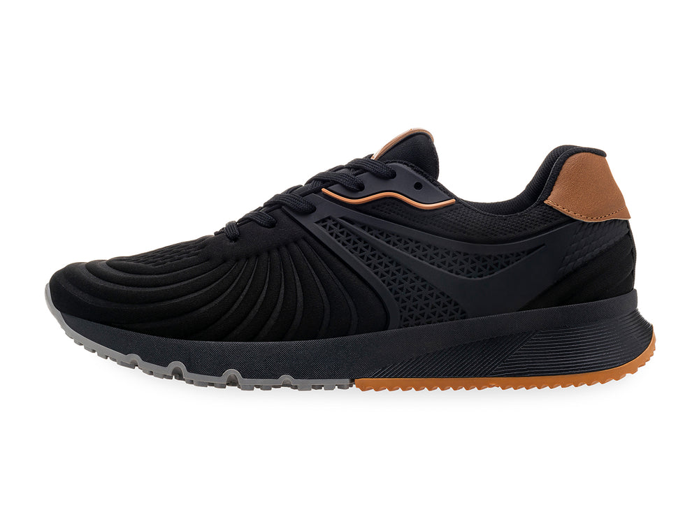 Tenis deportivos color negro con detalles en marrón y suela gris.