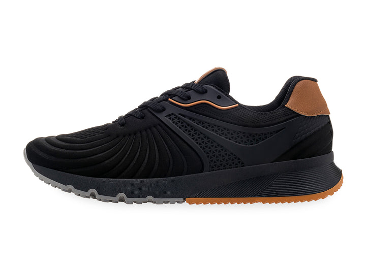 Tenis deportivos color negro con detalles en marrón y suela gris.