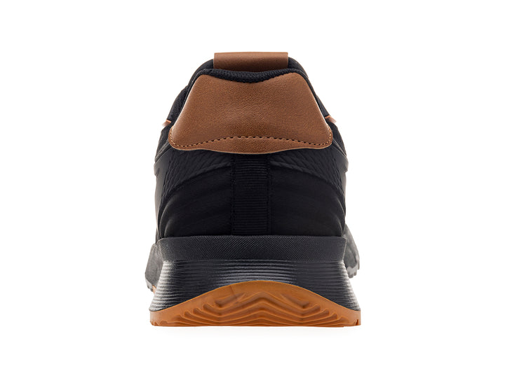 Tenis deportivos color negro con detalles en marrón y suela gris.