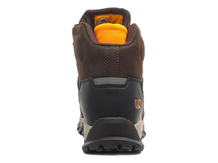 Bota Caterpillar marrón con suela beige y negra, diseño robusto y resistente.