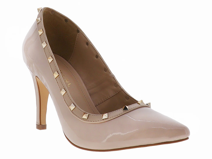 Zapato de tacón alto color ivory en acabado charol brillante con detalles de estoperoles dorados en el borde.