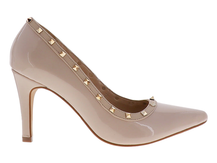 Zapato de tacón alto color ivory en acabado charol brillante con detalles de estoperoles dorados en el borde.