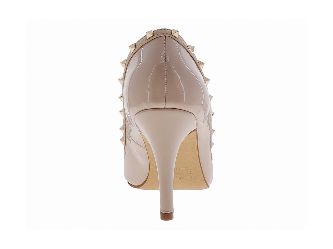 Zapato de tacón alto color ivory en acabado charol brillante con detalles de estoperoles dorados en el borde.
