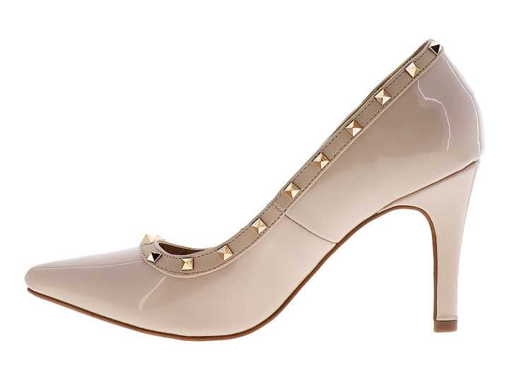 Zapato de tacón alto color ivory en acabado charol brillante con detalles de estoperoles dorados en el borde.