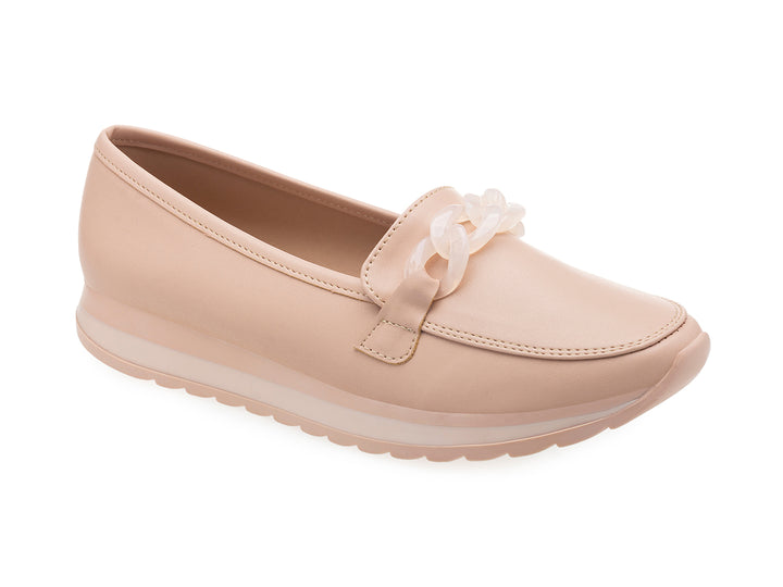 Zapato tipo mocasín color rosa con suela de plataforma y detalle de cadena decorativa en la parte superior.
