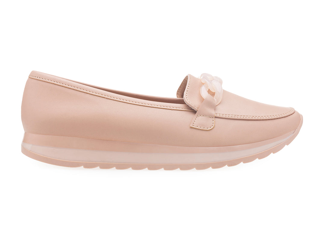 Zapato tipo mocasín color rosa con suela de plataforma y detalle de cadena decorativa en la parte superior.