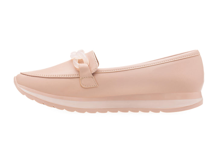 Zapato tipo mocasín color rosa con suela de plataforma y detalle de cadena decorativa en la parte superior.
