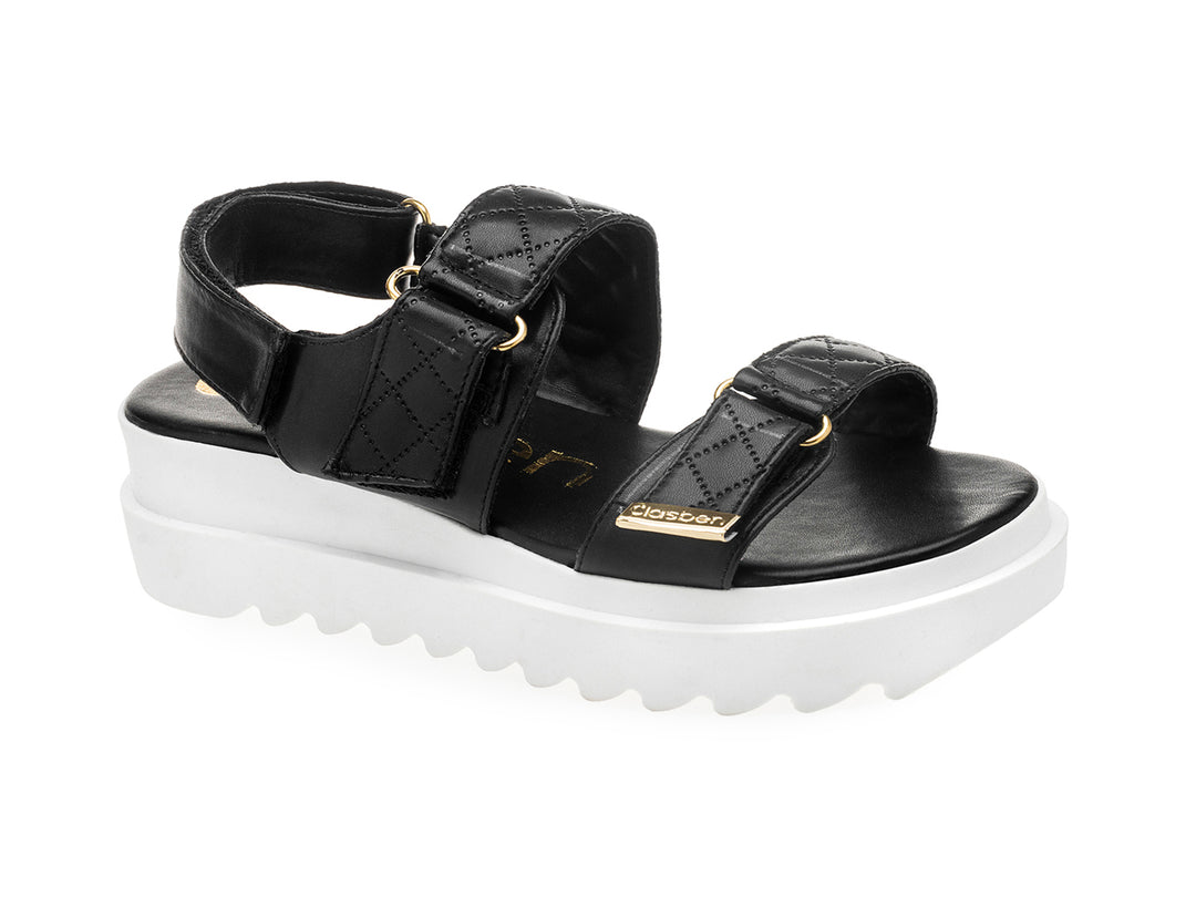 Sandalia negra de plataforma blanca con correas acolchadas y hebillas doradas para mujer.