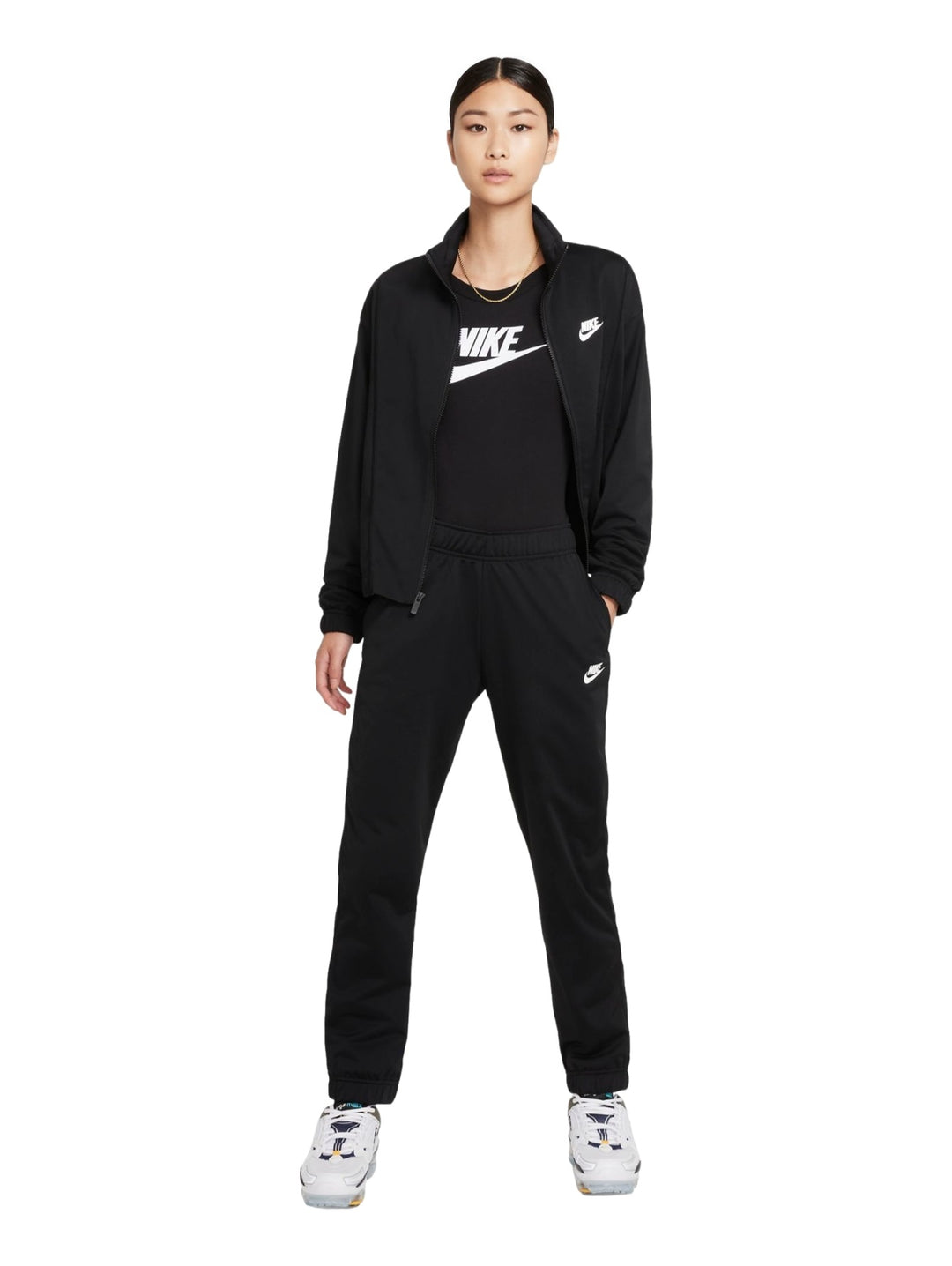 Conjunto deportivo Nike para mujer en color negro, compuesto por chaqueta y pantalón