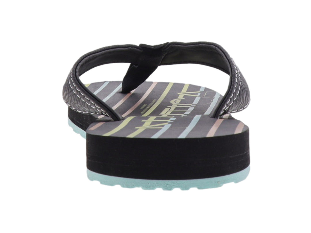 Sandalia de dedo Nautica color negro con rayas multicolores en la plantilla y suela azul claro.