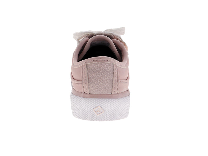 Tenis color blush con agujetas blancas y suela blanca.