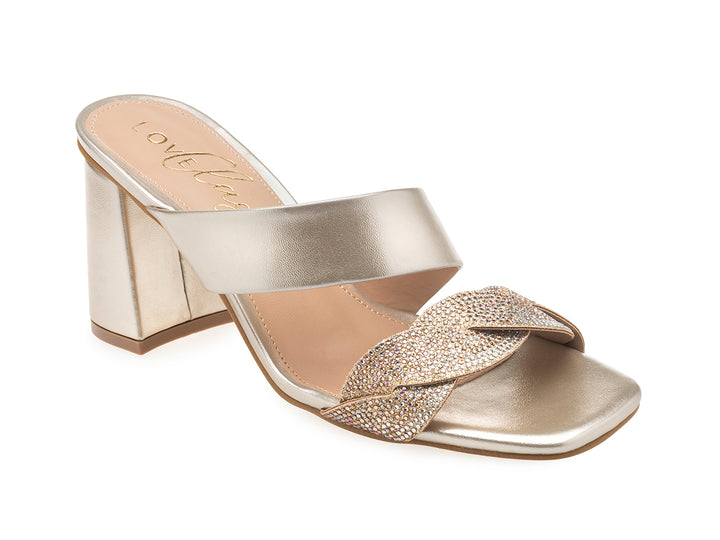 Sandalia color oro para mujer con tacón grueso y correa decorada con brillantes.