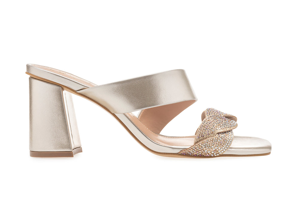 Sandalia color oro para mujer con tacón grueso y correa decorada con brillantes.