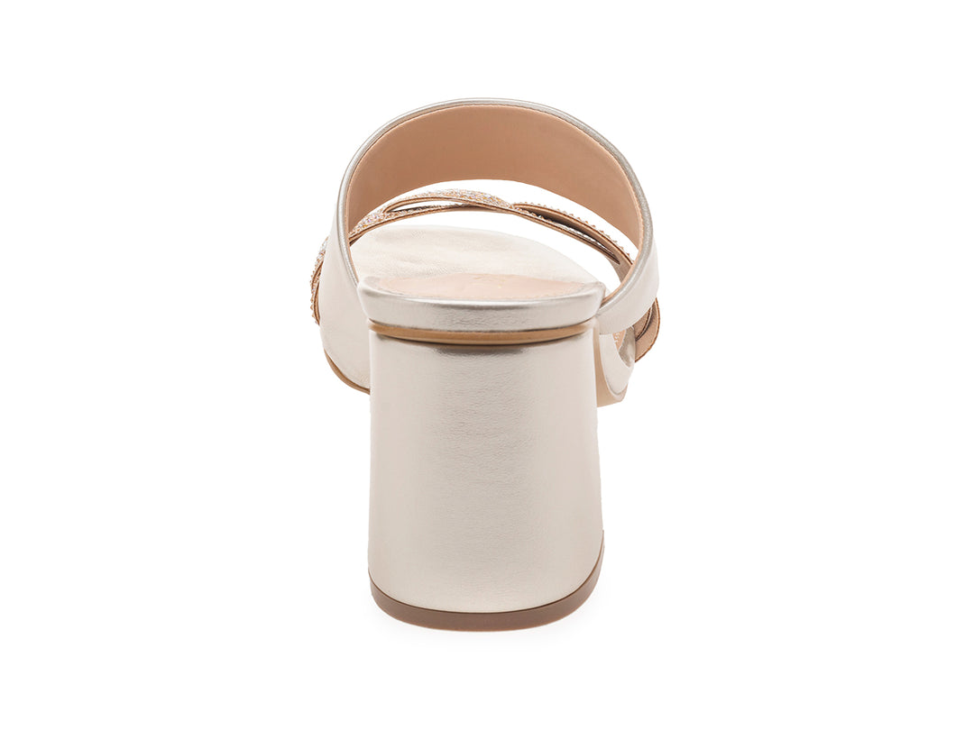 Sandalia color oro para mujer con tacón grueso y correa decorada con brillantes.