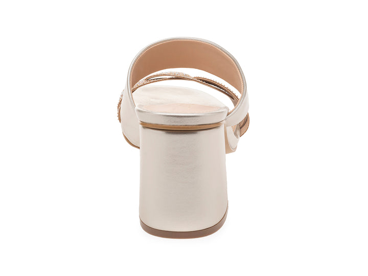 Sandalia color oro para mujer con tacón grueso y correa decorada con brillantes.