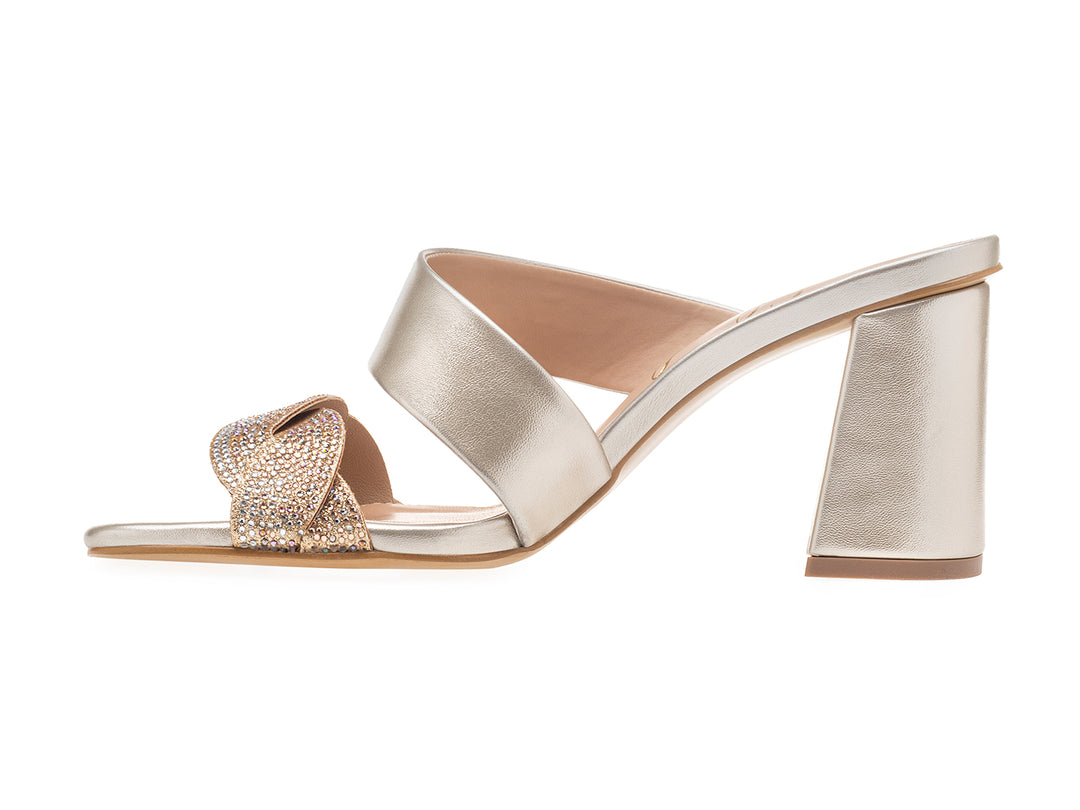 Sandalia color oro para mujer con tacón grueso y correa decorada con brillantes.