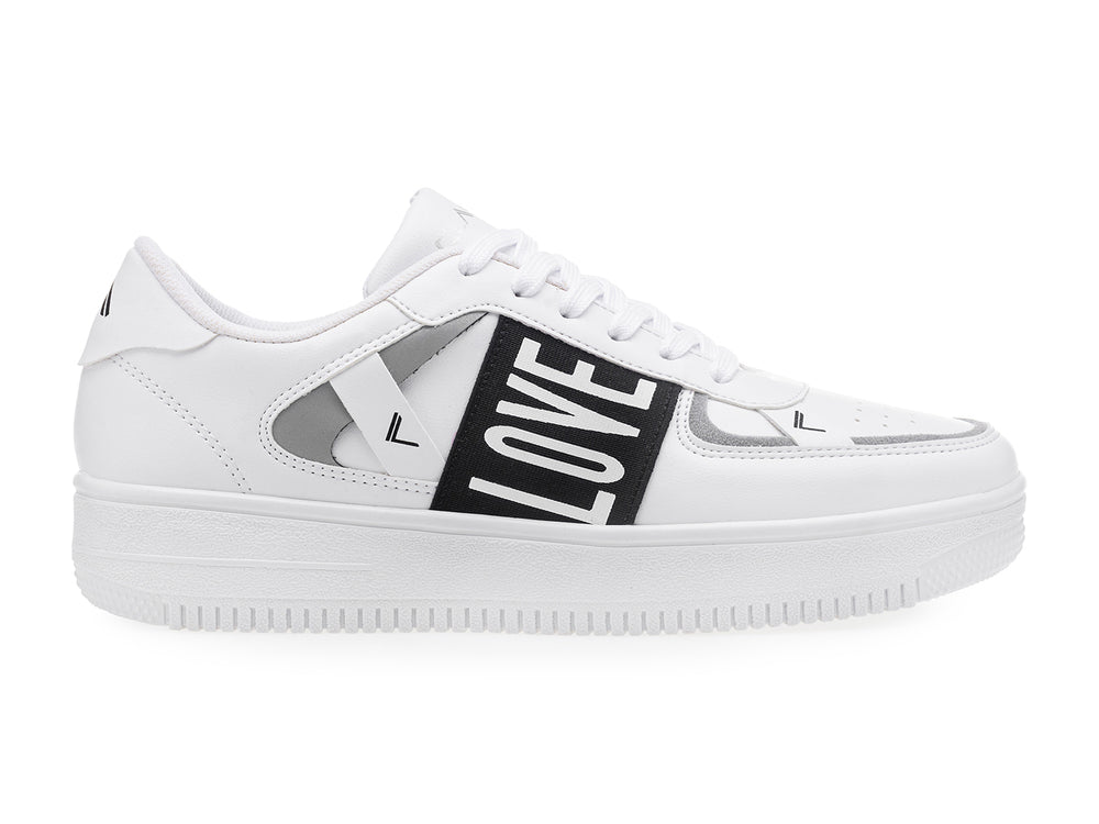Tenis blancos casuales con la palabra LOVE en color negro y detalles en gris.