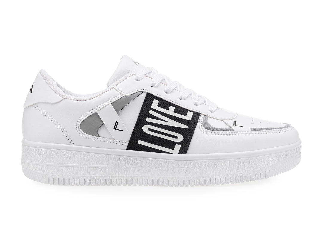 Tenis blancos casuales con la palabra LOVE en color negro y detalles en gris.
