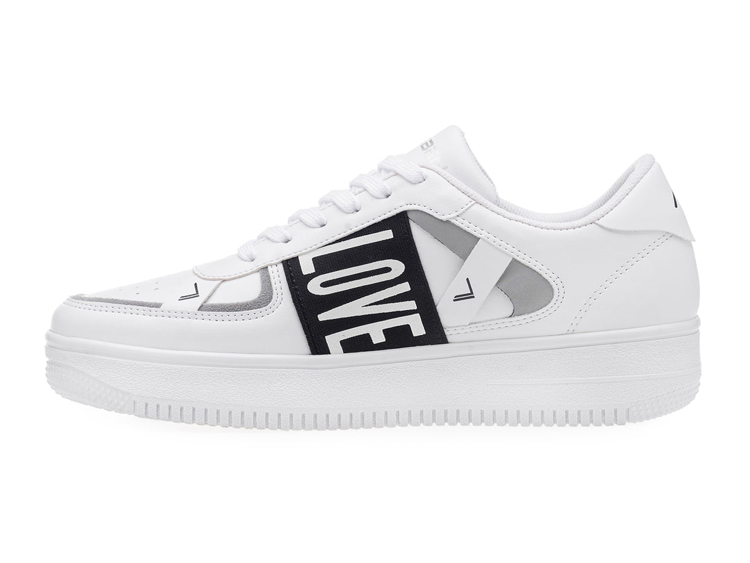 Tenis blancos casuales con la palabra LOVE en color negro y detalles en gris.