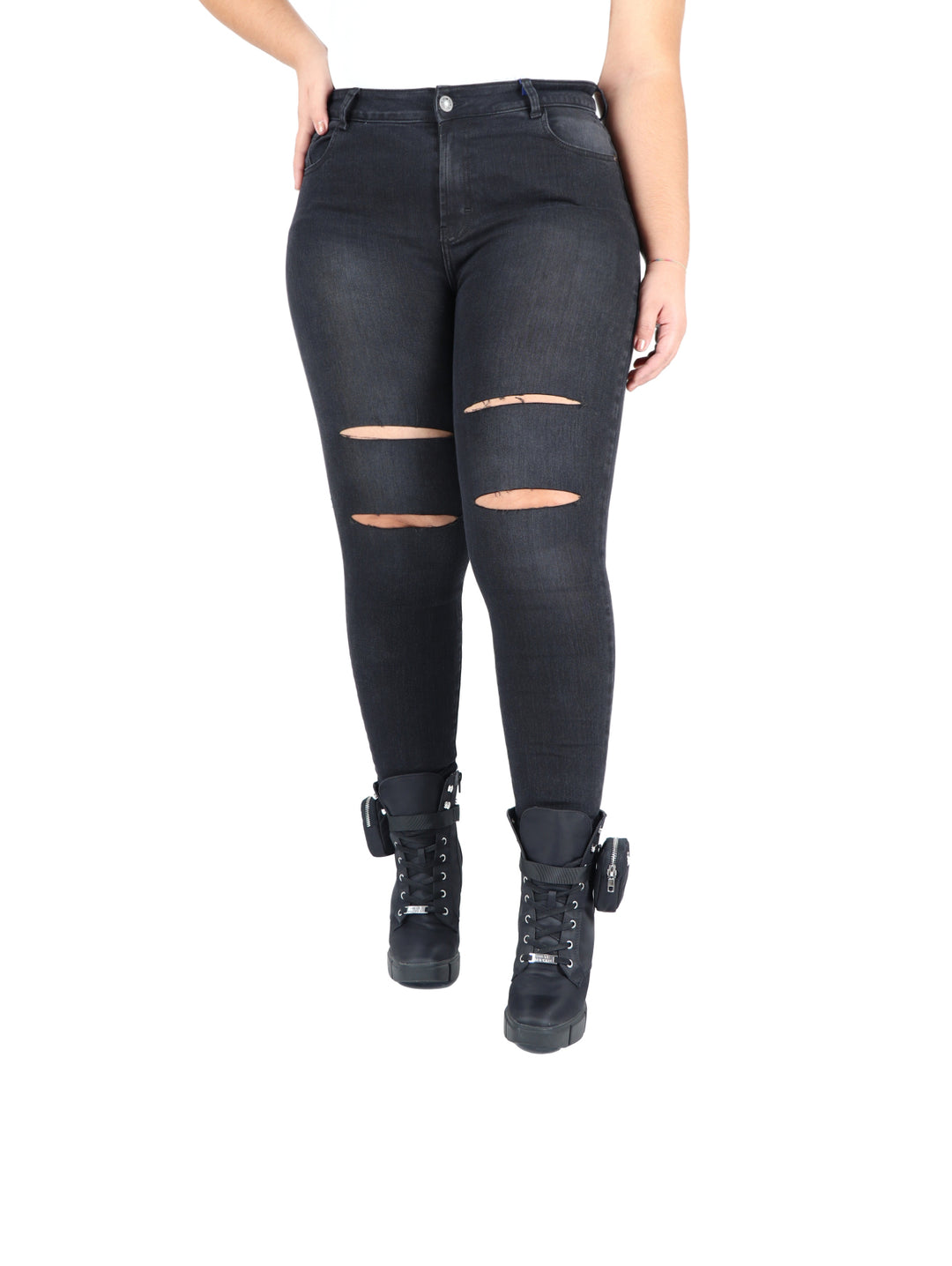Pantalón jeans ajustado color negro para mujer con detalles rotos en las rodillas.