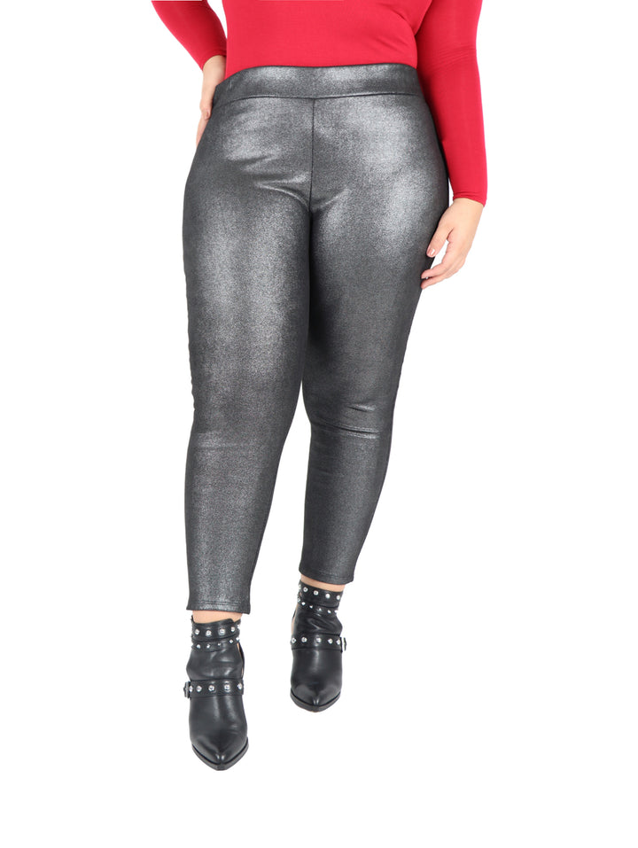 Mujer vistiendo mallas negras metálicas ajustadas de Roman Fashion.