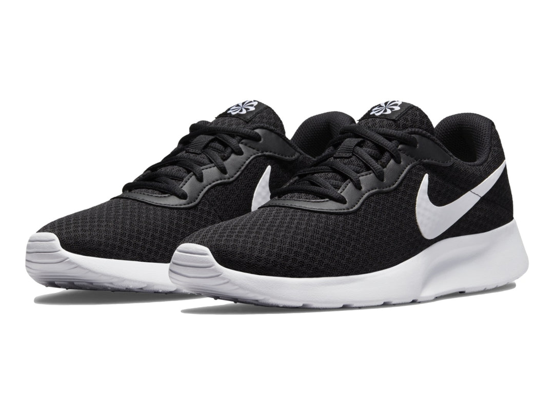 Tenis Nike Tanjun para mujer en color negro con suela blanca.