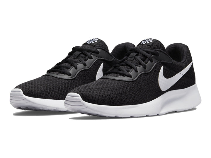 Tenis Nike Tanjun para mujer en color negro con suela blanca.