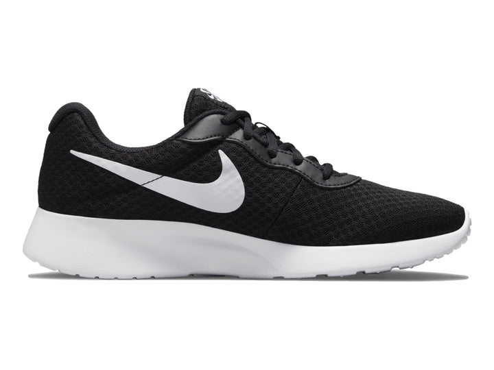 Tenis Nike Tanjun para mujer en color negro con suela blanca.