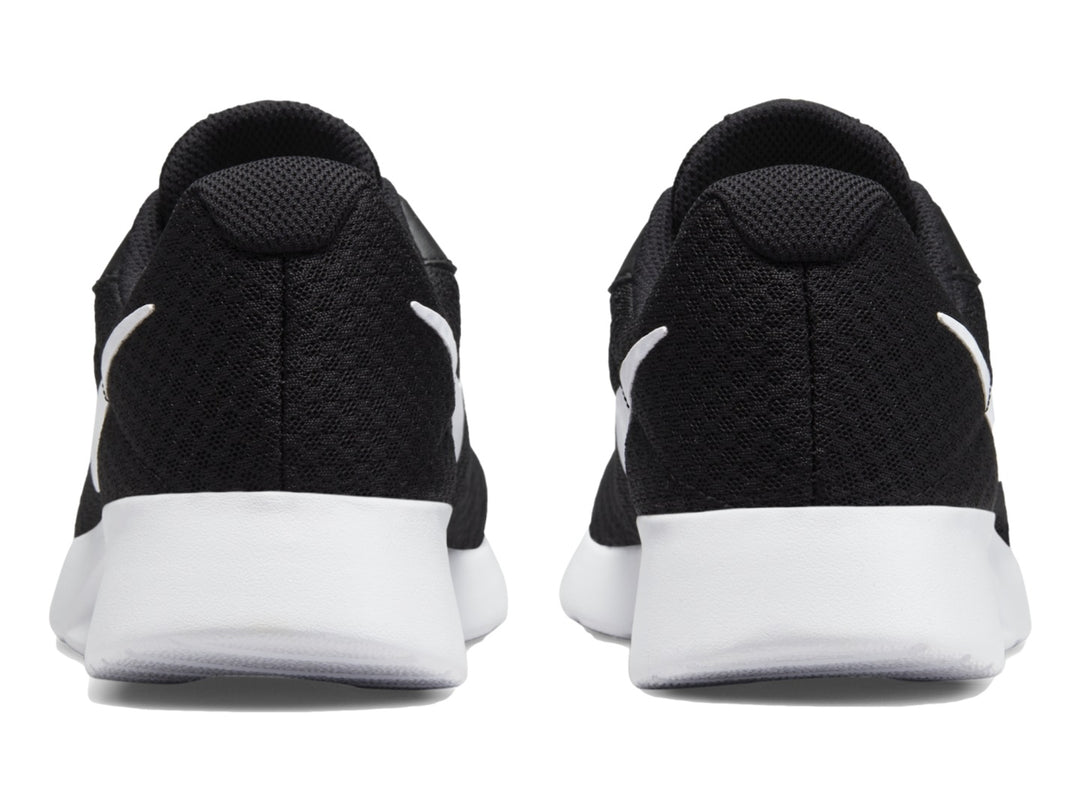 Tenis Nike Tanjun para mujer en color negro con suela blanca.