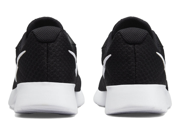 Tenis Nike Tanjun para mujer en color negro con suela blanca.