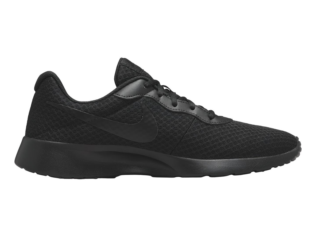 Tenis Nike Tanjun para hombre en color negro, vista lateral sobre fondo blanco.