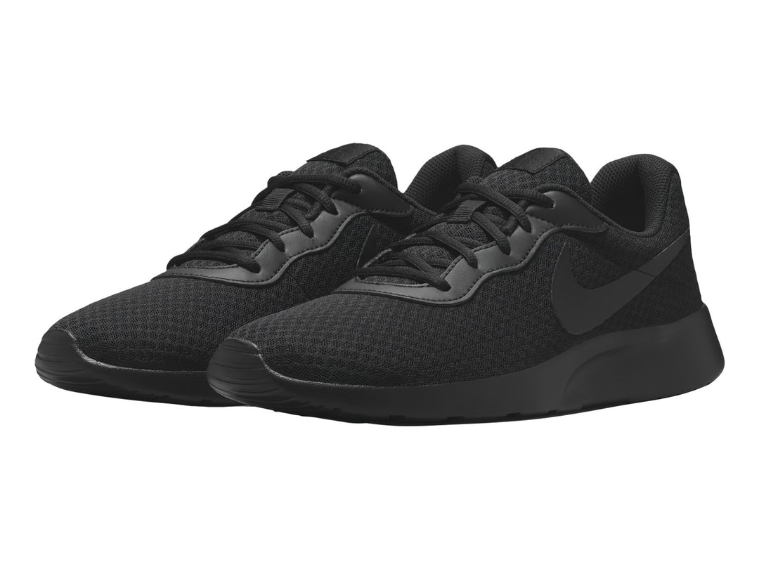 Tenis Nike Tanjun para hombre en color negro, vista lateral sobre fondo blanco.