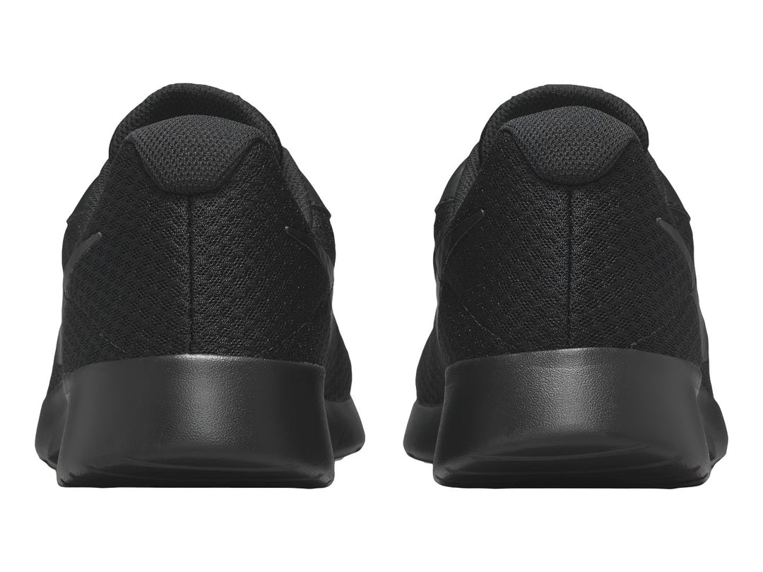 Tenis Nike Tanjun para hombre en color negro, vista lateral sobre fondo blanco.