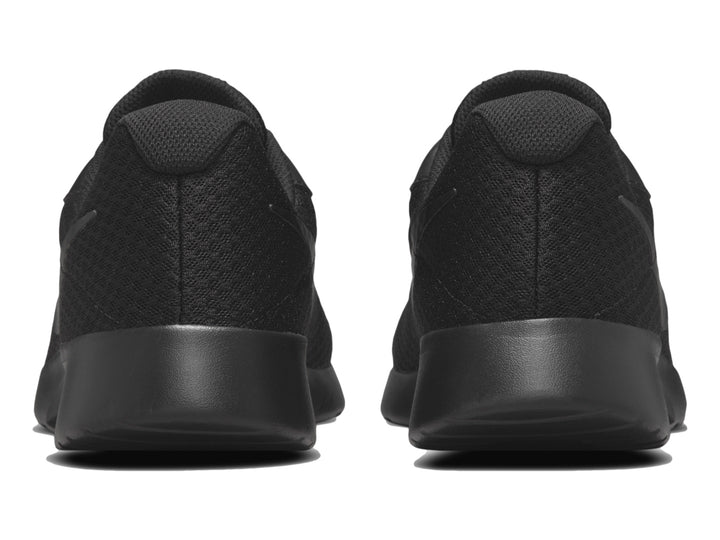 Tenis Nike Tanjun para hombre en color negro, vista lateral sobre fondo blanco.