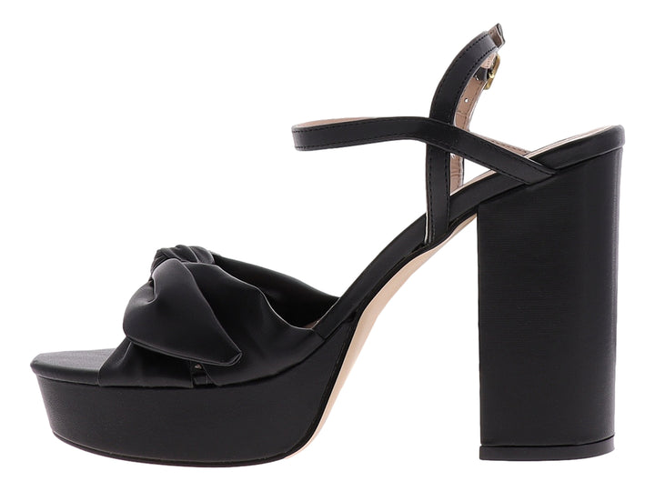 Sandalia SARY color negro con tacón grueso, plataforma y un detalle de moño decorativo en la parte frontal.