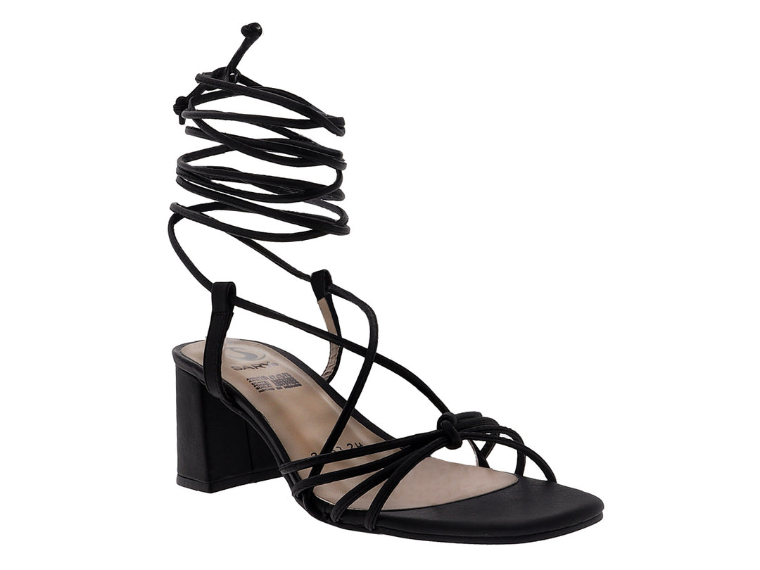 Sandalias negras de tacón cuadrado con tiras largas para amarrar alrededor del tobillo y punta cuadrada.