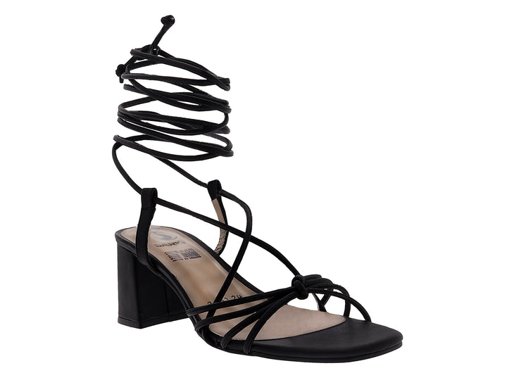 Sandalias negras de tacón cuadrado con tiras largas para amarrar alrededor del tobillo y punta cuadrada.