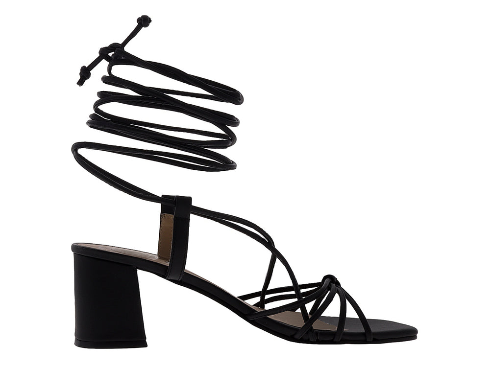 Sandalias negras de tacón cuadrado con tiras largas para amarrar alrededor del tobillo y punta cuadrada.