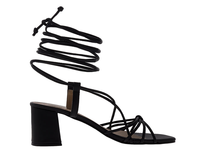 Sandalias negras de tacón cuadrado con tiras largas para amarrar alrededor del tobillo y punta cuadrada.