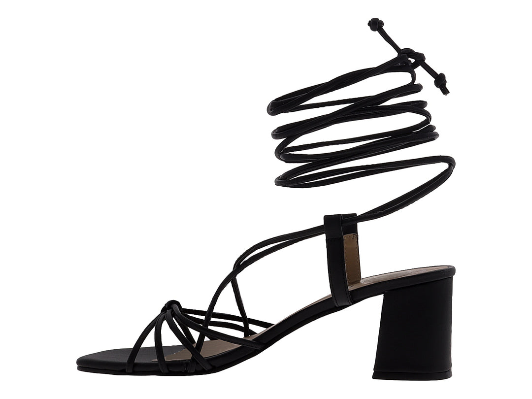Sandalias negras de tacón cuadrado con tiras largas para amarrar alrededor del tobillo y punta cuadrada.