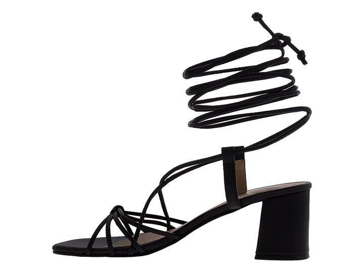 Sandalias negras de tacón cuadrado con tiras largas para amarrar alrededor del tobillo y punta cuadrada.